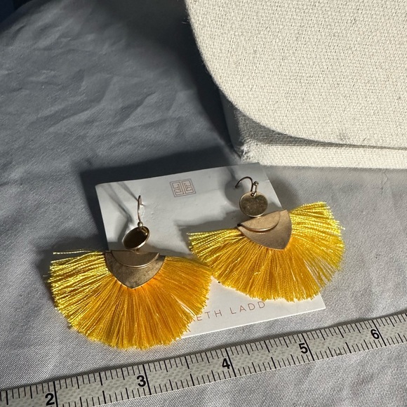 Pretty half moon style yellow fringe earrings - Picture 4 of 4